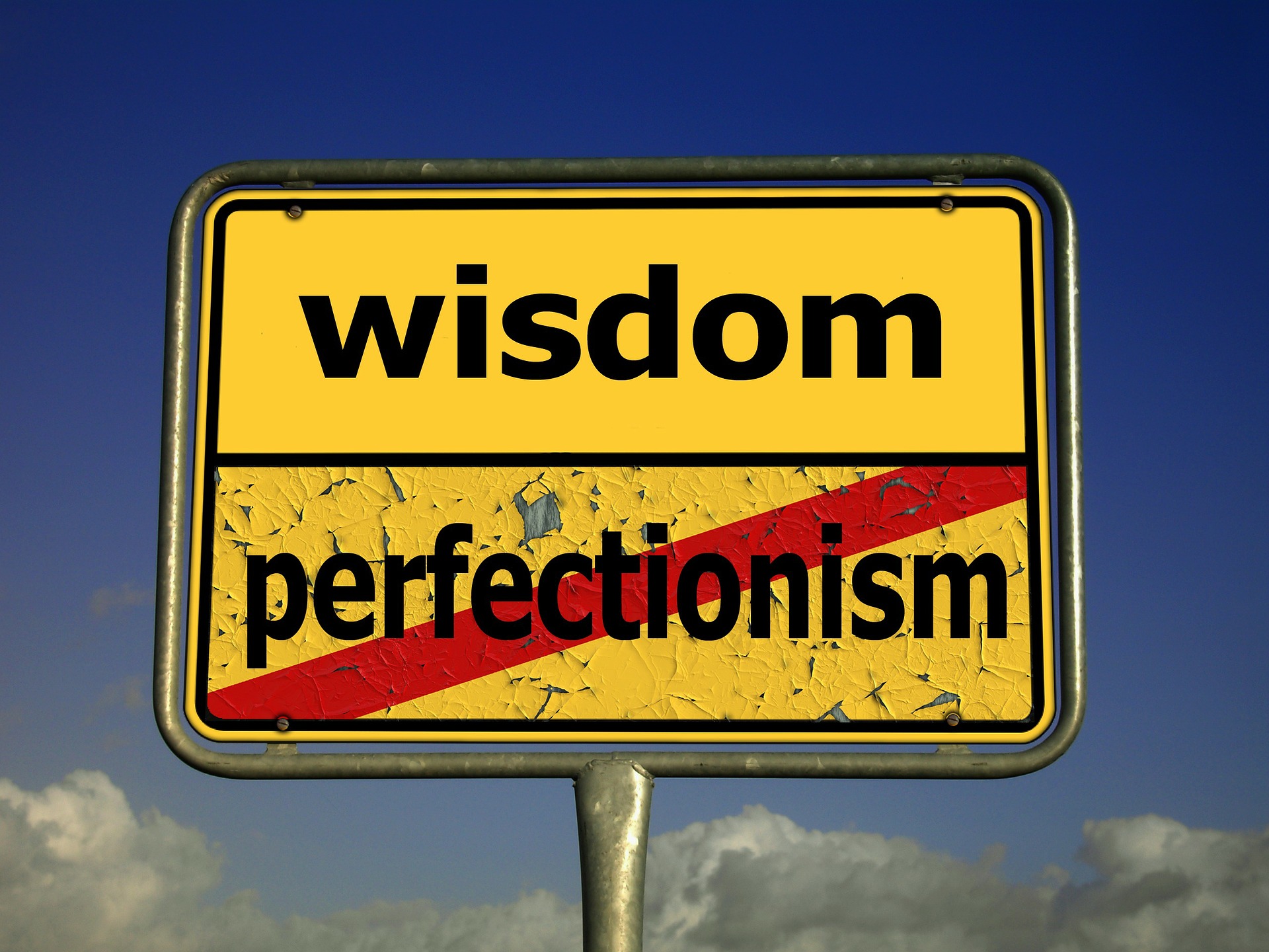 cartello con scritto wisdom e perfectionism