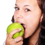 donna che morde la mela