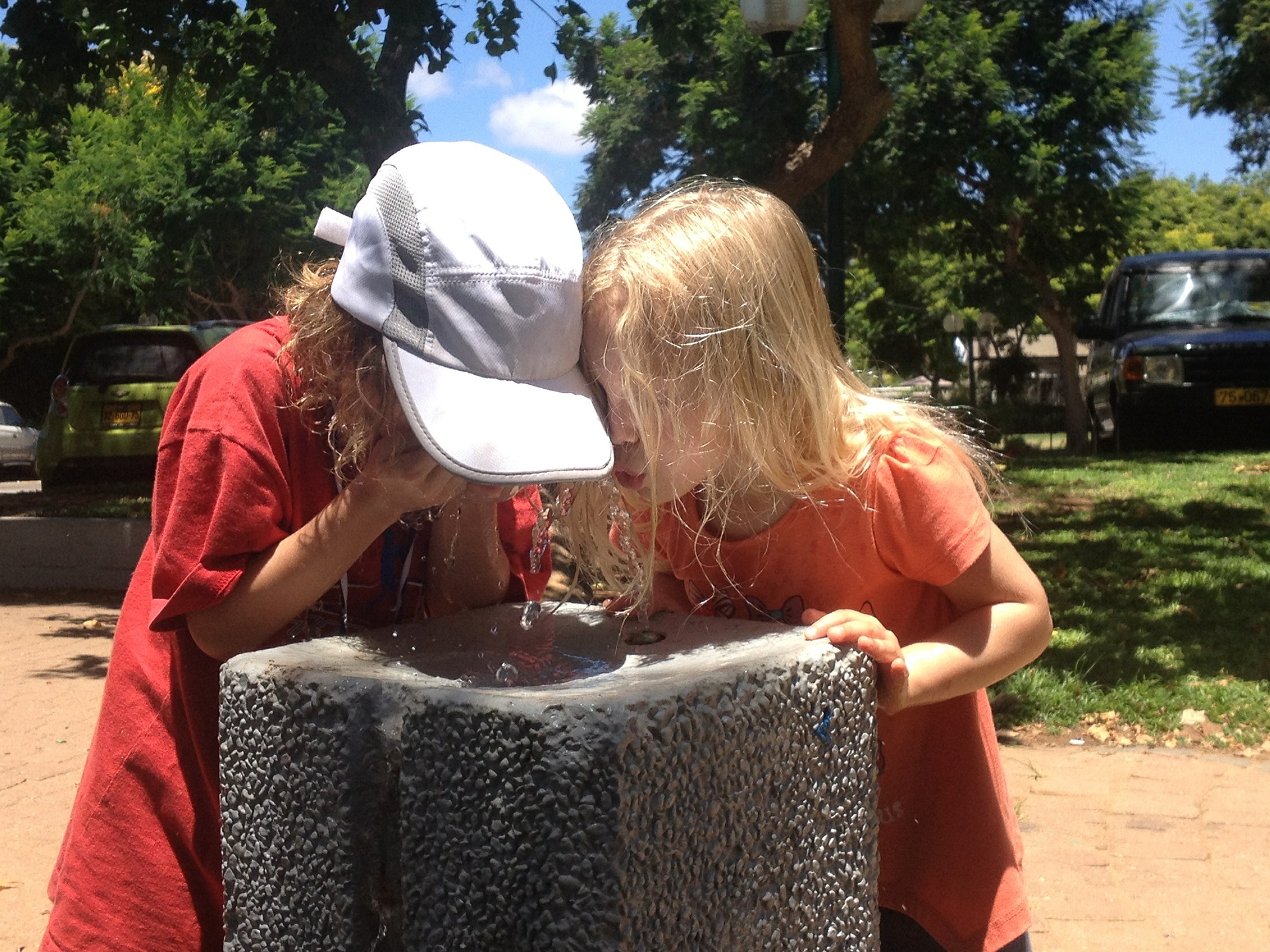 bambini che bevono dalla fontana