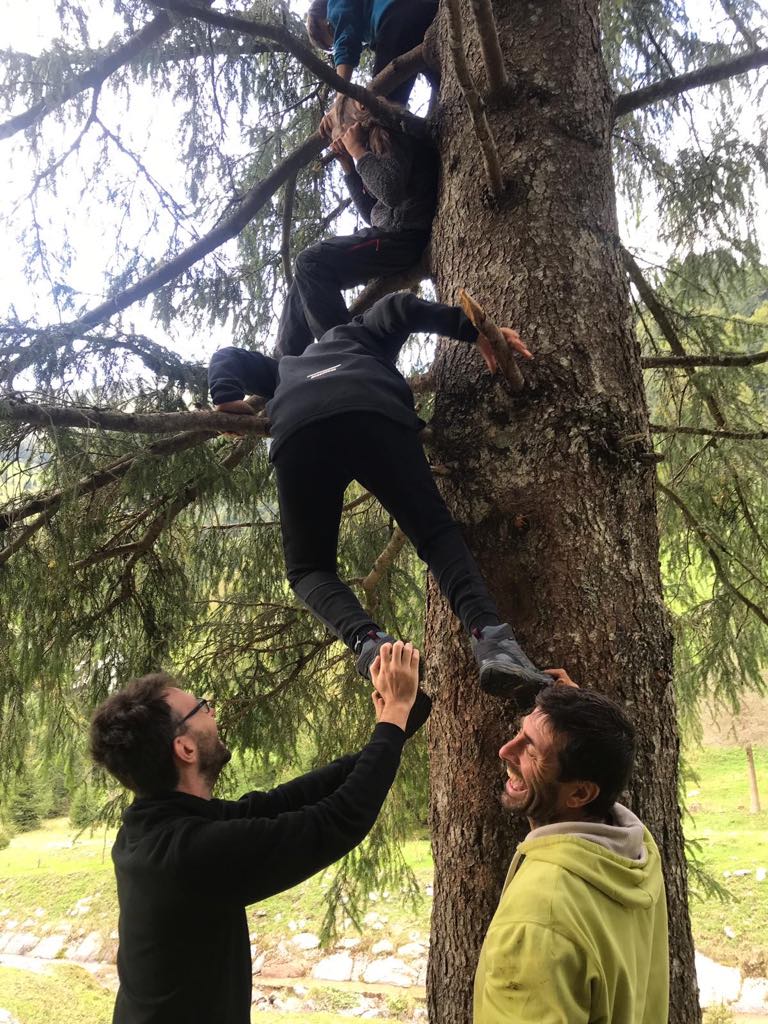 Luca Lamperti mentre insegna ad arrampicarsi sugli alberi durante il campo di sopravvivenza