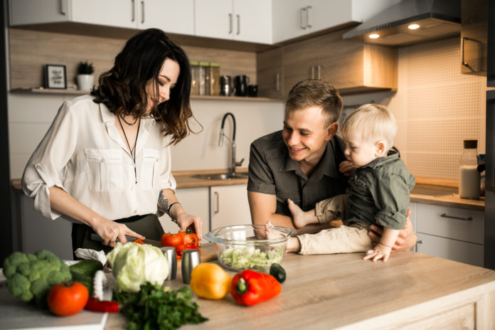 genitori e figli in cucina