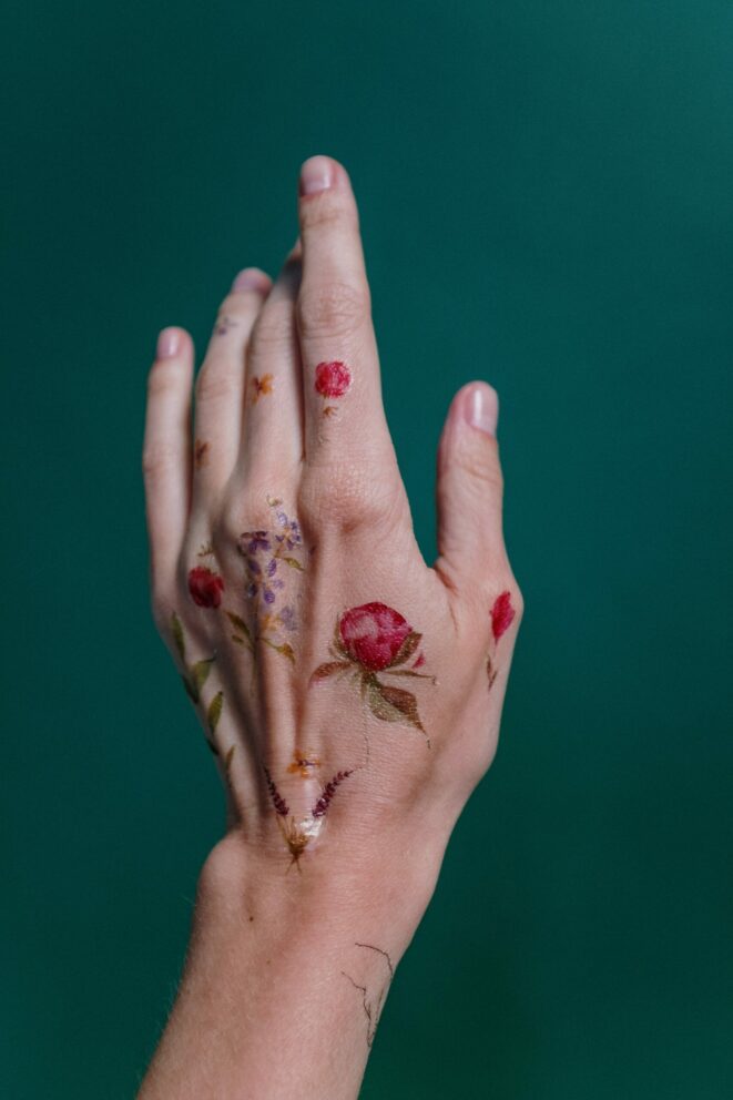 mano decorata con fiori