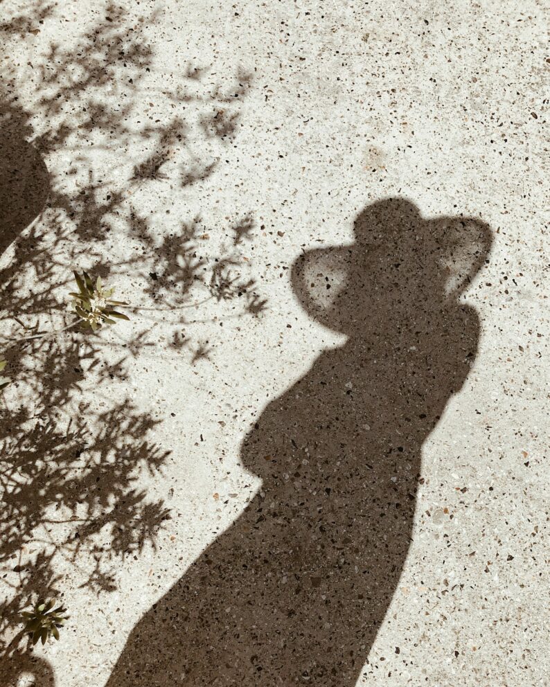 ombra di ragazza con cappello